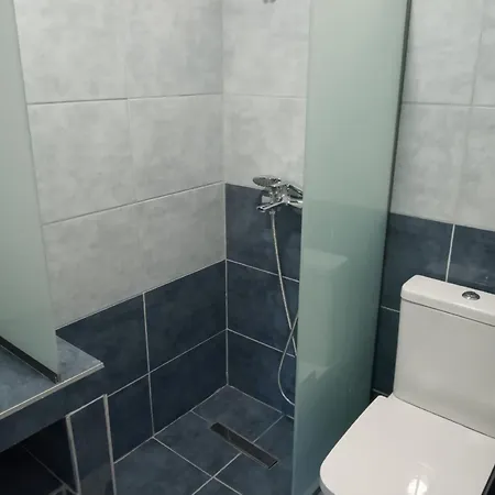 Toulas & Apts No2 דירה *