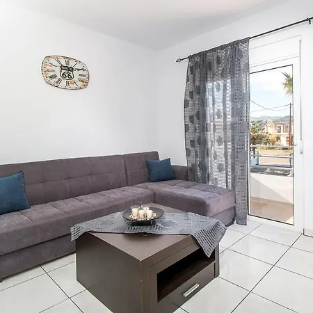 Toulas & Apts No2 * פליראקי