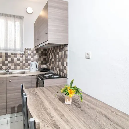 Toulas & Apts No2 דירה *