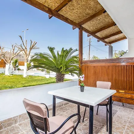 Toulas & Apts No2 דירה *